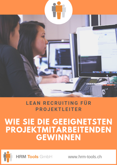 Lean Recruiting - Zwei Projektmitarbeitende vor einem Bildschirm
